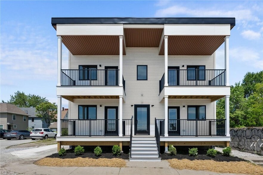 1295 W Holmden Ave, Cleveland, OH à vendre - Photo principale – Image 1 sur 24