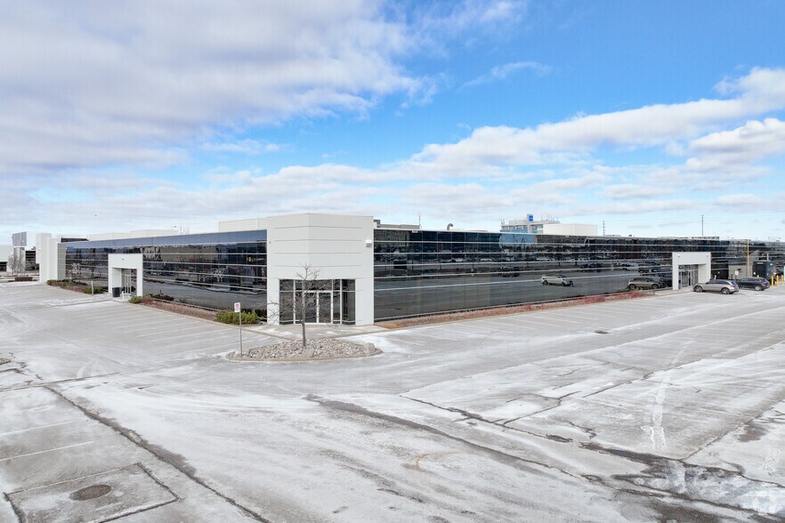 80 Courtneypark Dr W, Mississauga, ON à louer - Photo de l’immeuble – Image 1 sur 8