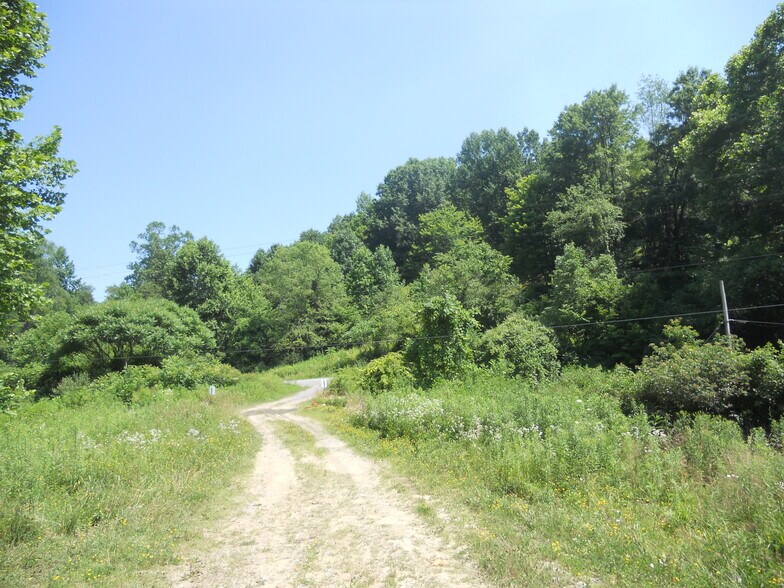 595 Wades Run Rd, Morgantown, WV à vendre - Photo principale – Image 1 sur 23