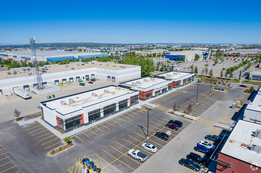 2255 32nd St NE, Calgary, AB à vendre - Aérien – Image 2 sur 7