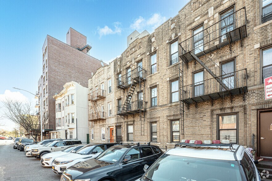 192 Lawrence Ave, Brooklyn, NY à vendre - Neighborhood Photo – Image 3 sur 8