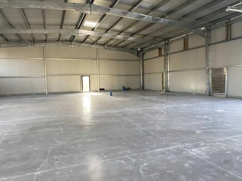 Local d’activités dans Le Petit-Quevilly à louer - Photo de l’immeuble – Image 2 sur 3