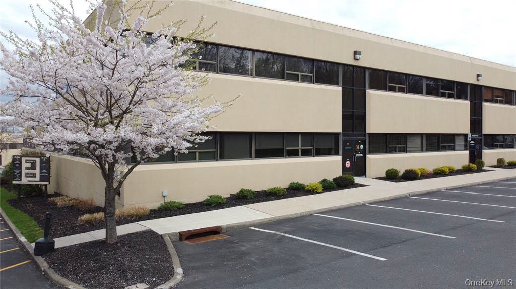 80 Red Schoolhouse Rd, Chestnut Ridge, NY à louer Photo principale– Image 1 sur 12