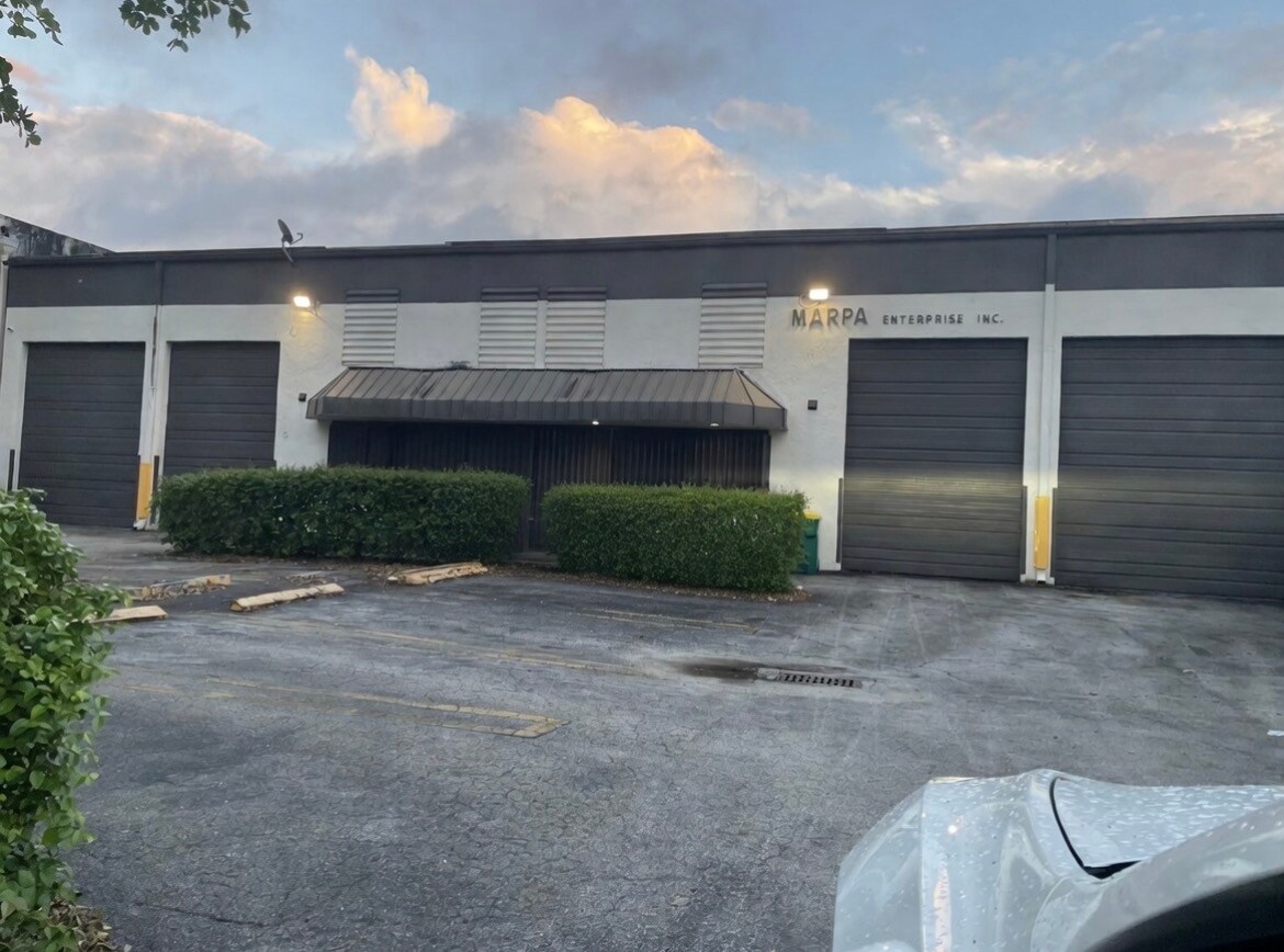 6998-6992 NW 51st St, Miami, FL à louer Photo de l’immeuble– Image 1 sur 10