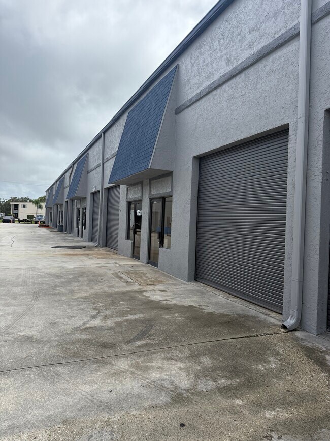 Plus de détails pour 1620-1646 SE Village Green Dr, Port, Port Saint Lucie, FL - Local d'activités, Industriel/Logistique à louer