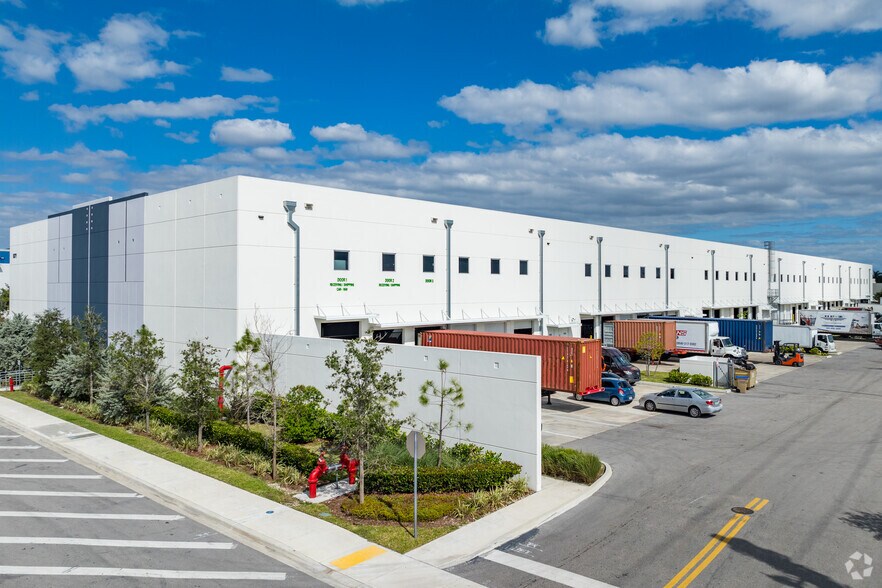 6371 NW 102nd Ave, Doral, FL à vendre - Photo de l’immeuble – Image 2 sur 4