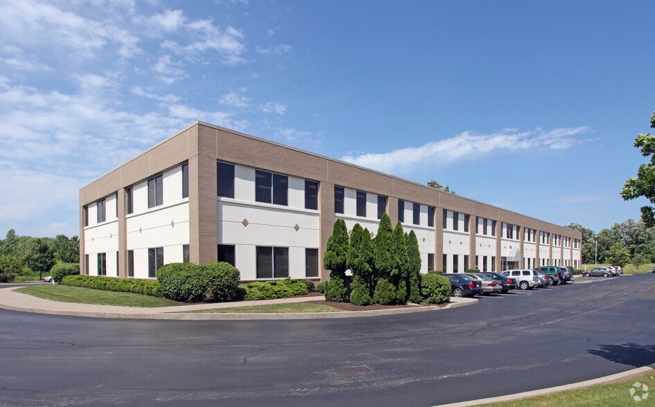 150 Lucius Gordon Dr, West Henrietta, NY à louer - Photo principale – Image 1 sur 8