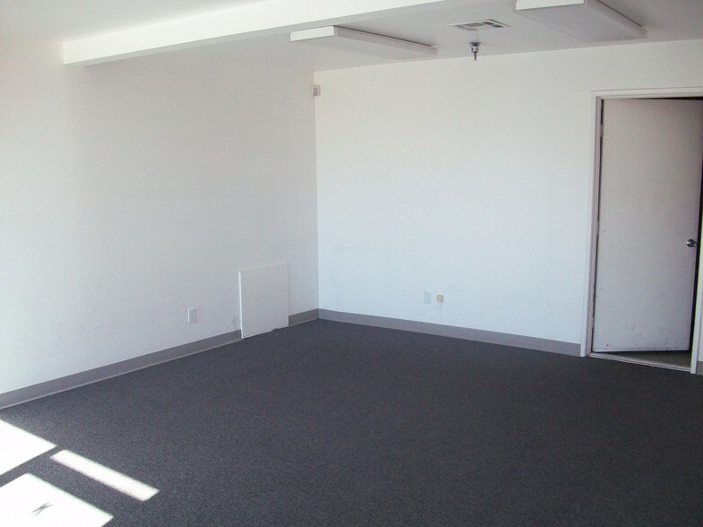 19345 N Indian Canyon Dr, North Palm Springs, CA à vendre - Photo intérieure – Image 3 sur 11