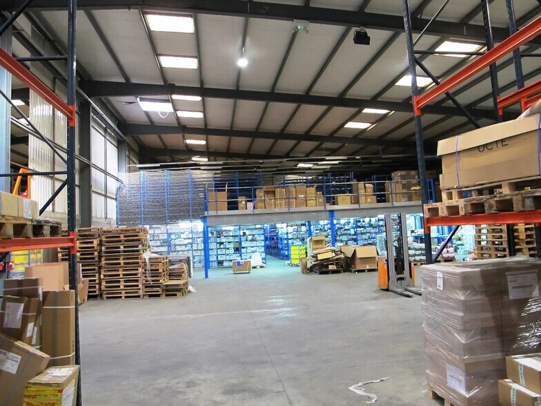 Local d’activités dans Saint-Andiol à louer - Photo de l’immeuble – Image 2 sur 7