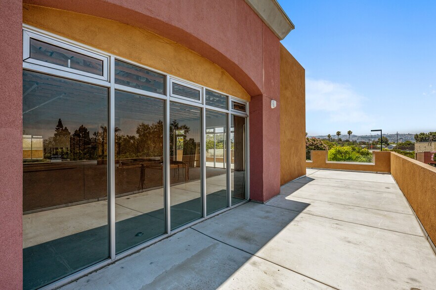 165 W San Ysidro Blvd, San Ysidro, CA à vendre - Photo de l’immeuble – Image 3 sur 24