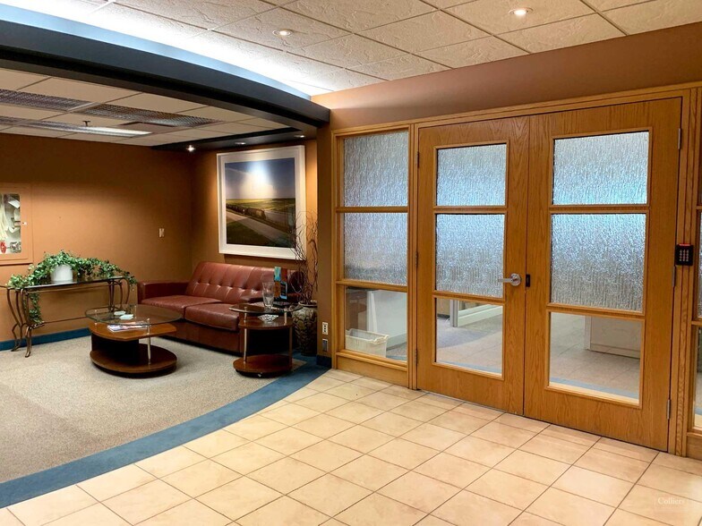 2055 Albert St, Regina, SK à louer - Hall d’entrée – Image 2 sur 6
