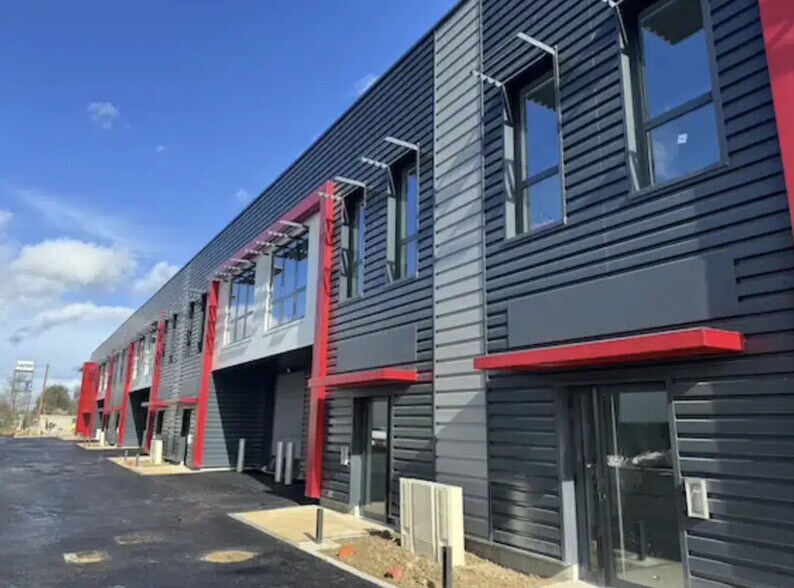 Local d’activités dans Ferrières-en-Brie à louer - Photo de l’immeuble – Image 1 sur 5