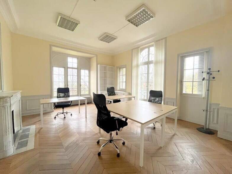 Bureau dans Louveciennes à louer - Photo de l’immeuble – Image 3 sur 12