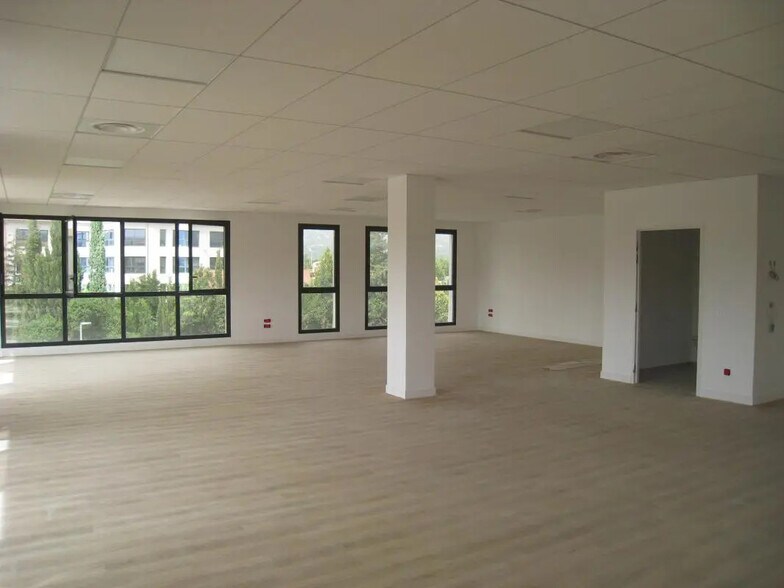 Bureau dans Aubagne à louer - Photo de l’immeuble – Image 2 sur 5