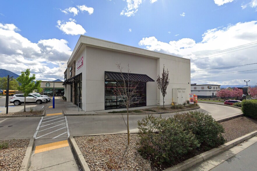 211 NE Terry Ln, Grants Pass, OR à louer - Photo de l’immeuble – Image 2 sur 3