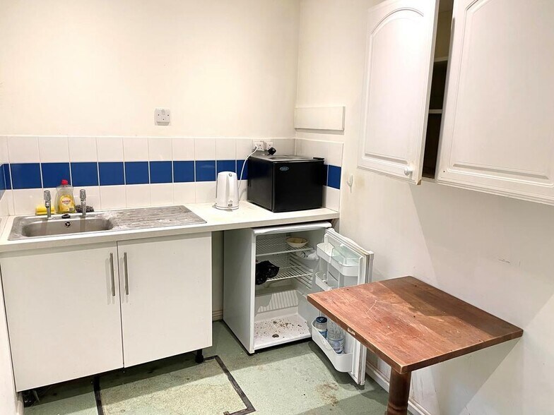 98 Thorpe Lea Rd, Egham à vendre - Photo de l’immeuble – Image 3 sur 16