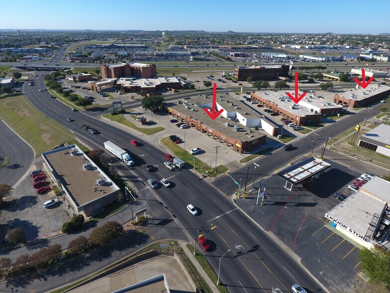2201 S W S Young Dr, Killeen, TX à louer - Photo de l’immeuble – Image 1 sur 11