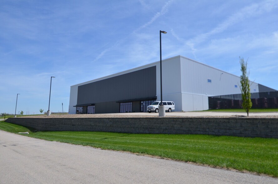 1550 Roberts Ferry Rd, Tiffin, IA à louer - Photo principale – Image 1 sur 7