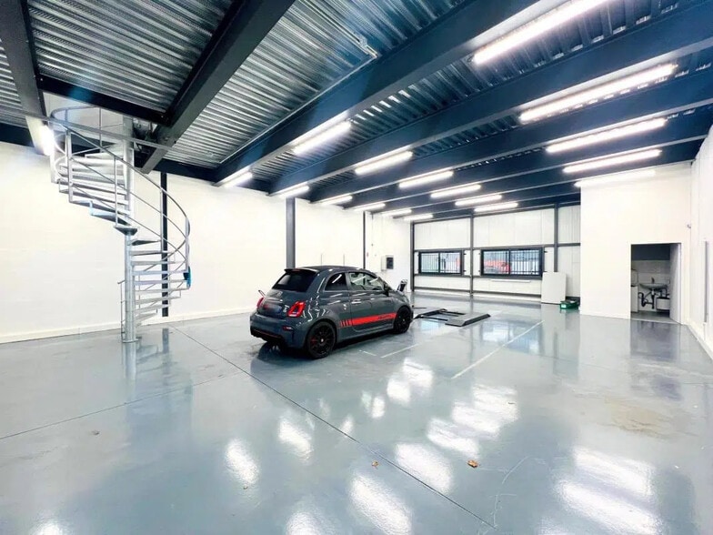 Local d’activités dans BOIS-D'ARCY à louer - Photo intérieure – Image 2 sur 4