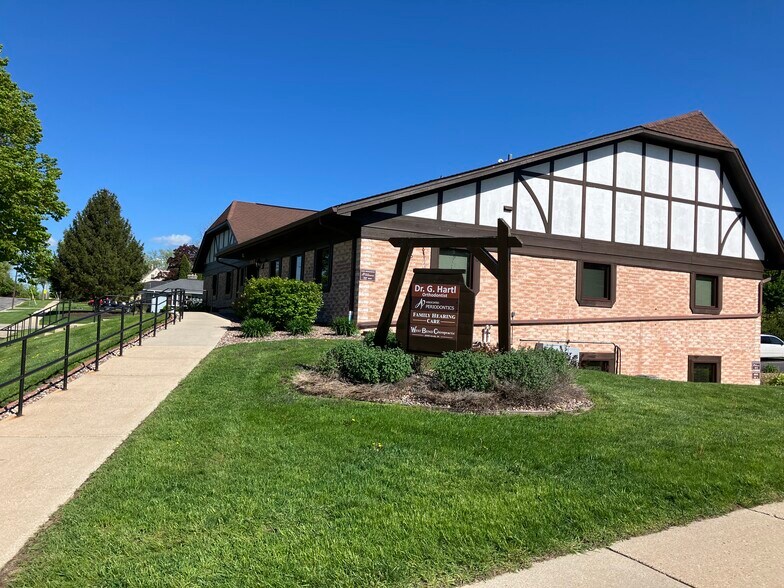 1305 Chestnut St, West Bend, WI à vendre - Photo de l’immeuble – Image 3 sur 42