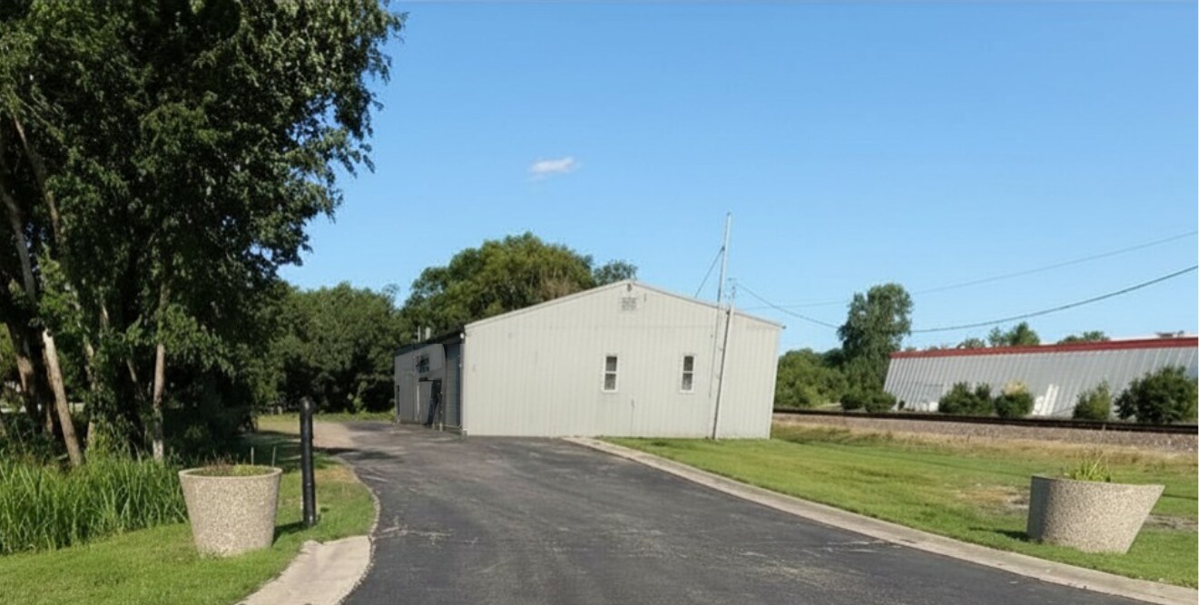 10139 Kaw Dr, Edwardsville, KS à louer Photo principale– Image 1 sur 14