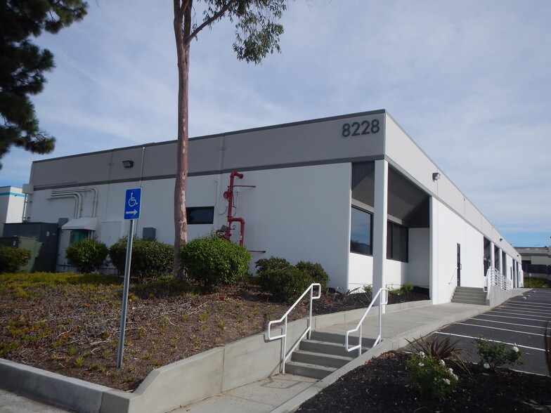 8228 Mercury Ct, San Diego, CA à louer - Photo de l’immeuble – Image 2 sur 4