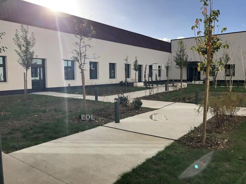 Bureau dans Vénissieux à louer - Photo de l’immeuble – Image 2 sur 9