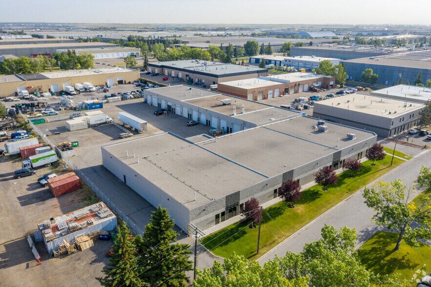4420 75th Ave SE, Calgary, AB à louer - Photo de l’immeuble – Image 2 sur 7