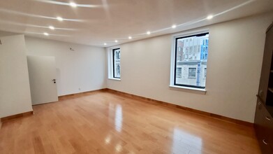 221-229 Rue Notre-Dame O, Montréal, QC à louer Photo intérieure– Image 2 sur 6