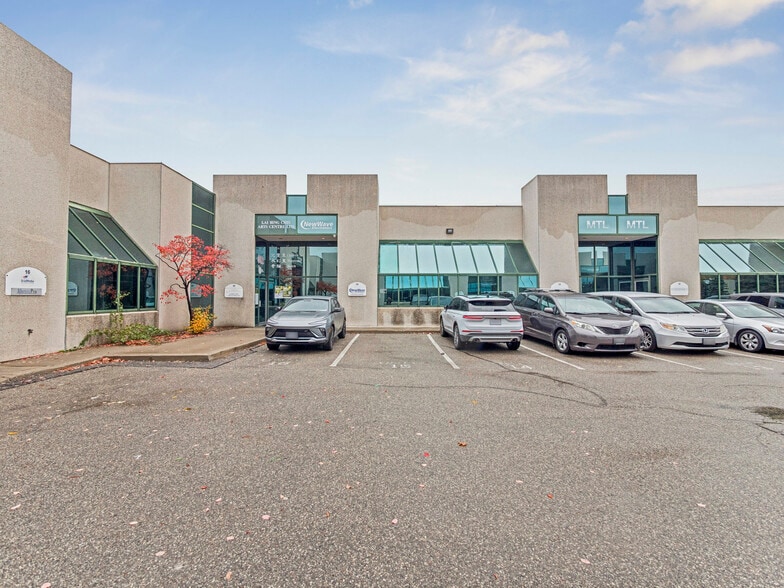 175 W Beaver Creek Rd, Richmond Hill, ON à vendre - Photo de l’immeuble – Image 3 sur 6