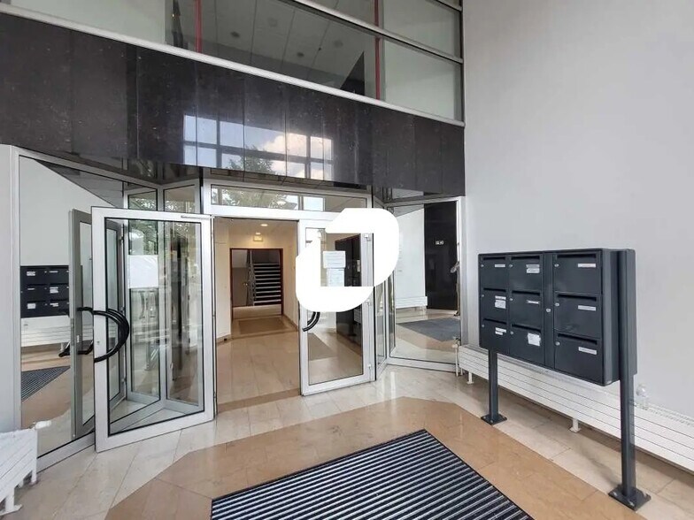 5-7 Place Copernic, Évry-Courcouronnes à louer - Photo de l’immeuble – Image 3 sur 7