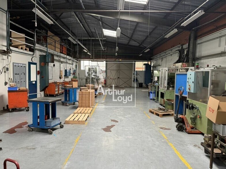 Local d'activités dans Vaux-le-Pénil à vendre - Photo de l’immeuble – Image 2 sur 10