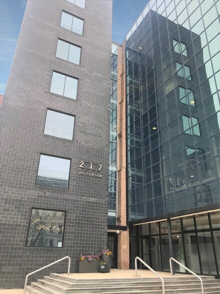 217 N Jefferson St, Chicago, IL à louer - Photo de l’immeuble – Image 2 sur 9