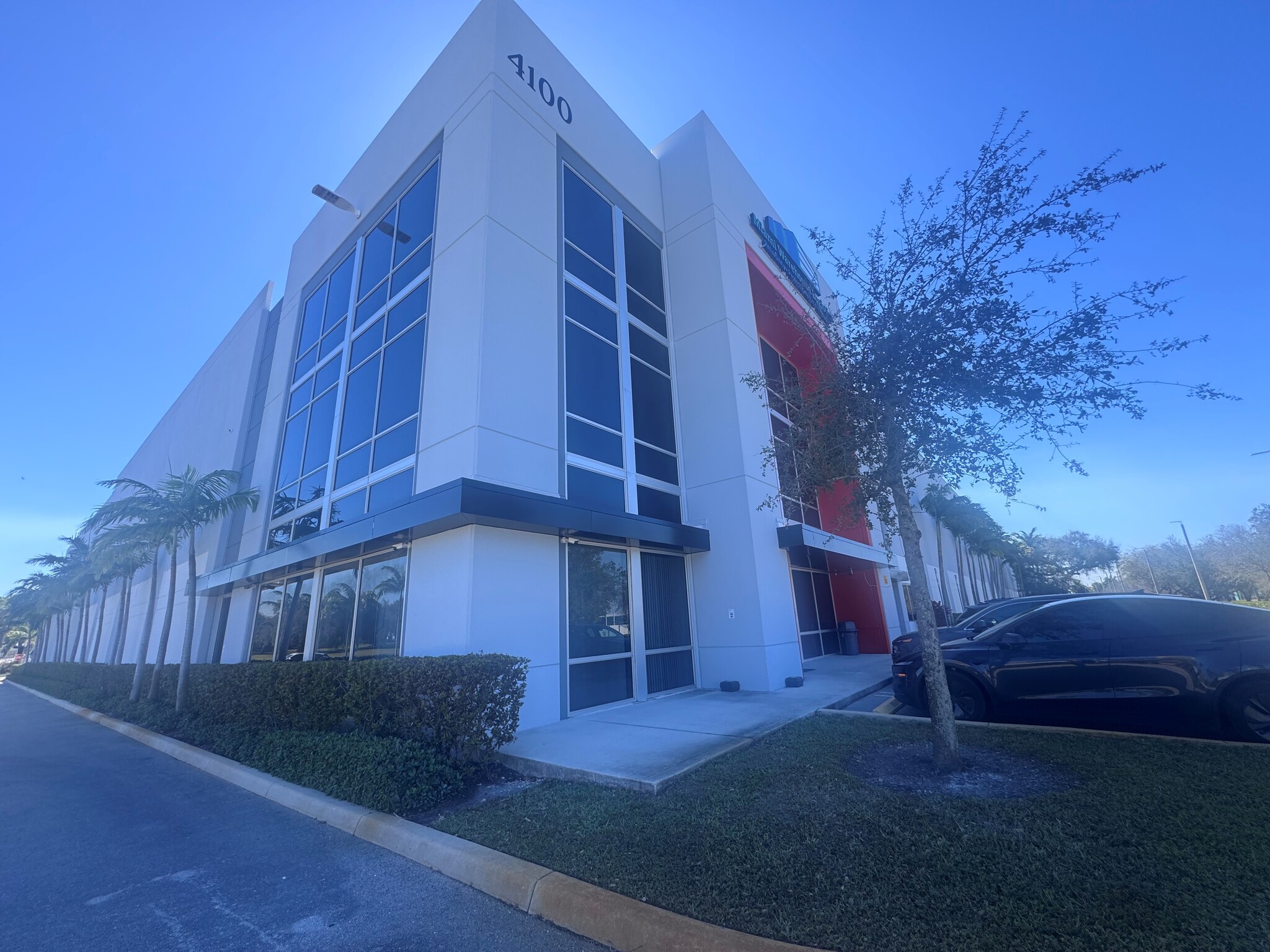 4100 NW 142nd St, Opa Locka, FL à louer Photo principale– Image 1 sur 5