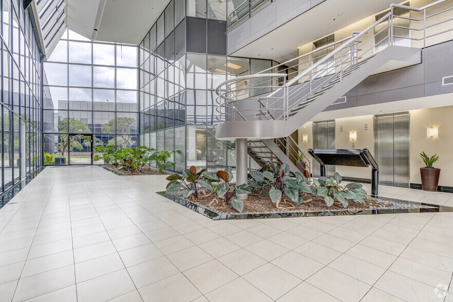 3000 Wilcrest Dr, Houston, TX à louer - Hall d’entrée – Image 3 sur 8