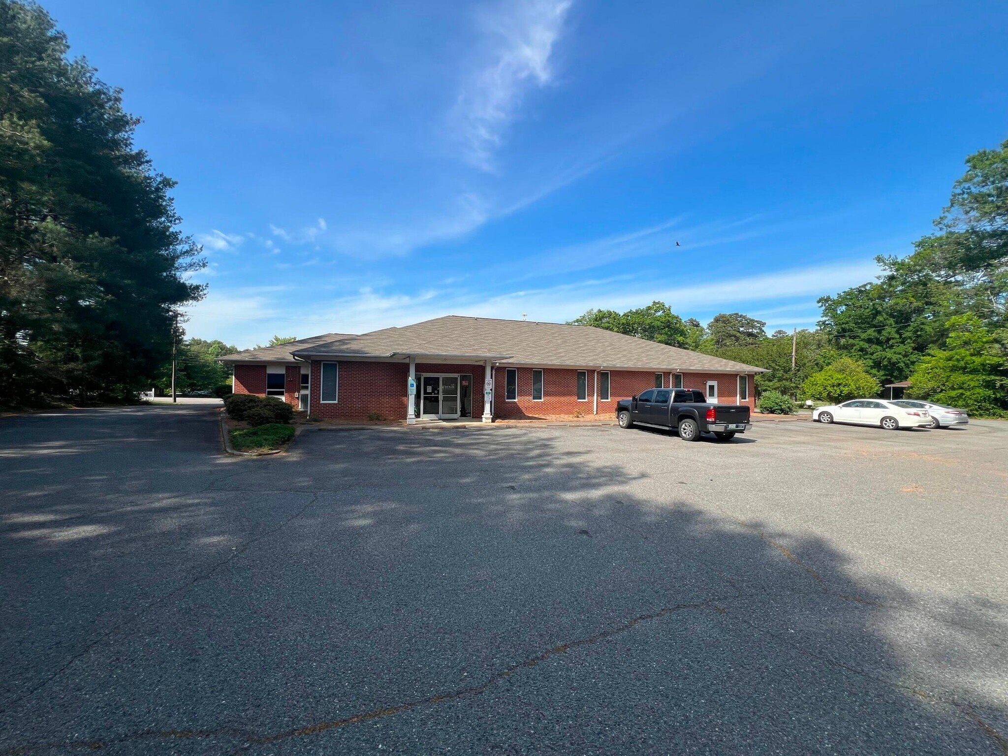 320 E Lee Ave, Yadkinville, NC à vendre Photo principale– Image 1 sur 37