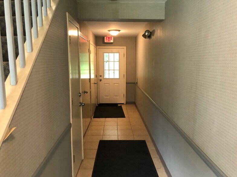 219 Kent Rd, New Milford, CT à louer - Photo intérieure – Image 2 sur 45