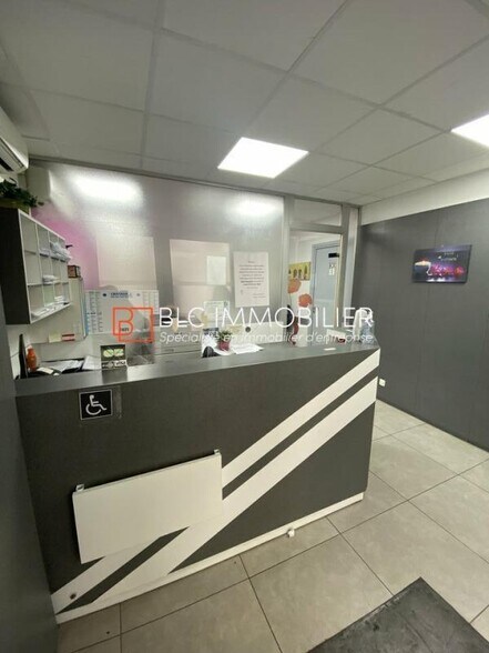 Bureau dans Marseille à vendre - Hall d’entrée – Image 3 sur 12