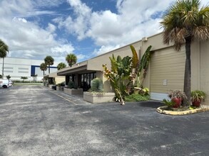 6157 NW 167th St, Miami Lakes, FL à louer Photo de l’immeuble– Image 2 sur 26
