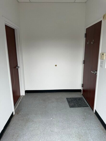 1521 Ocean Ave, Bohemia, NY à louer - Photo de l’immeuble – Image 3 sur 8