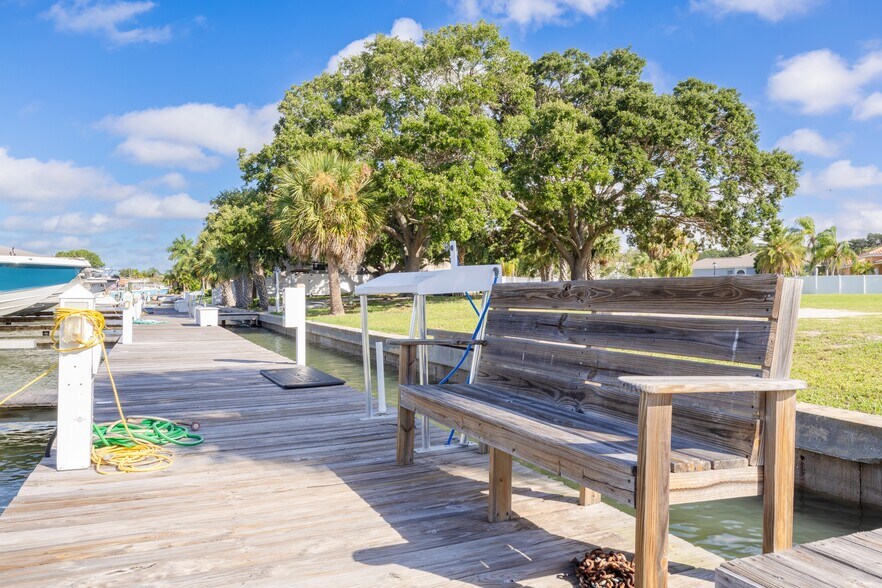 5816 Skimmer Point Blvd S, Gulfport, FL à louer - Photo de l’immeuble – Image 2 sur 10