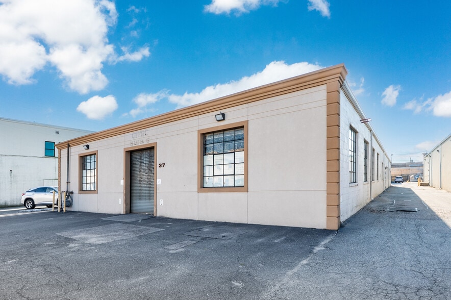 36 Sylvester St, Westbury, NY à louer - Photo de l’immeuble – Image 2 sur 17