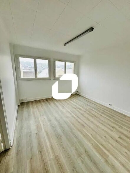 Bureau dans Nanterre à louer - Photo de l’immeuble – Image 1 sur 9