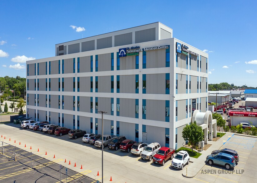 1310 E Main Ave, Bismarck, ND à louer - Photo de l’immeuble – Image 2 sur 28