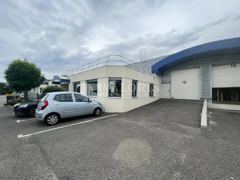 Local d’activités dans Saint-Genis-Laval à louer - Photo de l’immeuble – Image 2 sur 6