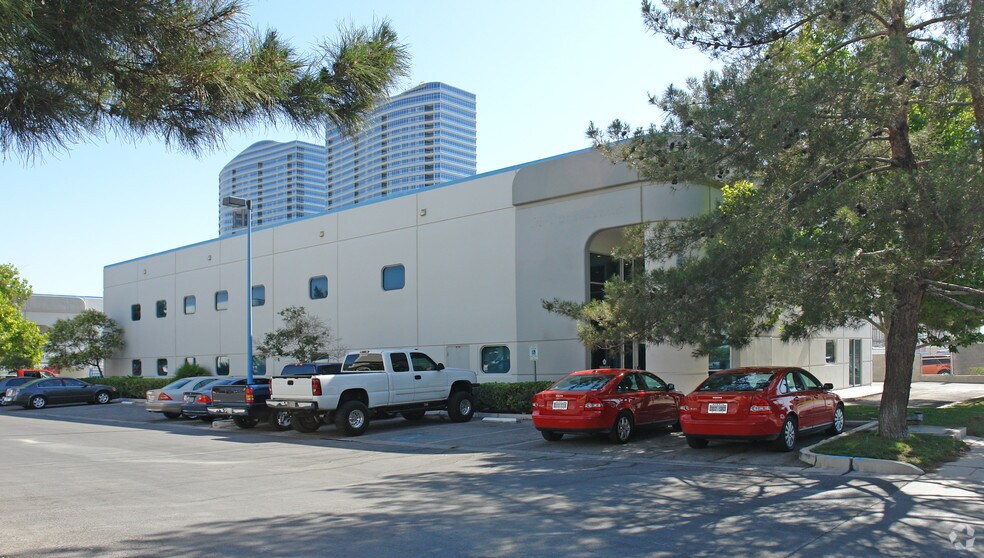 4670 Polaris Ave, Las Vegas, NV à louer - Photo de l’immeuble – Image 3 sur 9