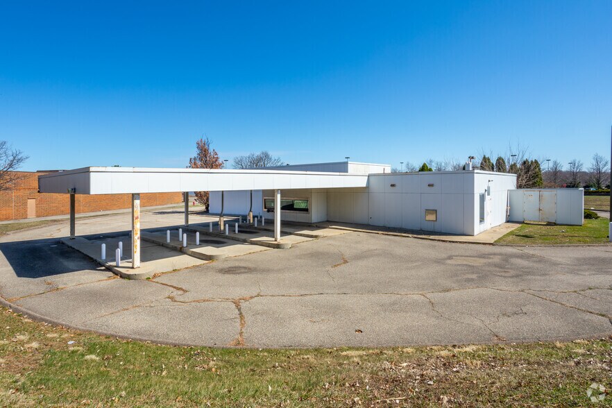 27768 Novi Rd, Novi, MI à louer - Photo de l’immeuble – Image 3 sur 5