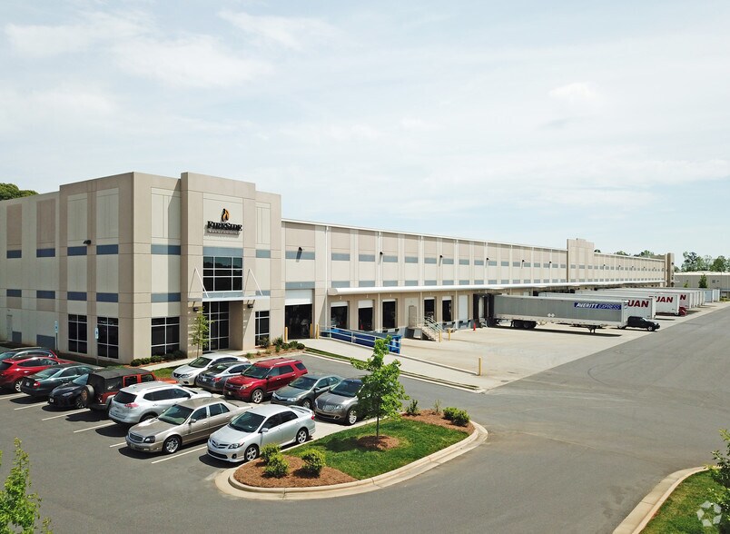 4701 Entrance Dr, Charlotte, NC à louer - Photo de l’immeuble – Image 1 sur 8