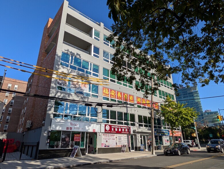 4119-4123 Union St, Flushing, NY à louer - Photo de l’immeuble – Image 3 sur 8