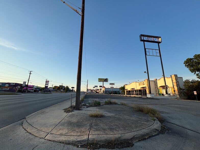 6642-6646 San Pedro Ave, San Antonio, TX à louer - Photo de l’immeuble – Image 2 sur 13